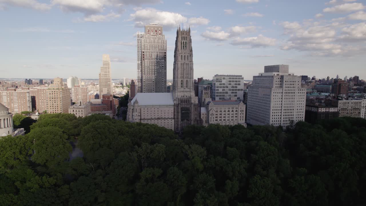 강변 교회 앞의 공중 전망, 미국 뉴욕의 여름 - 오름차순, 틸트 드론 샷