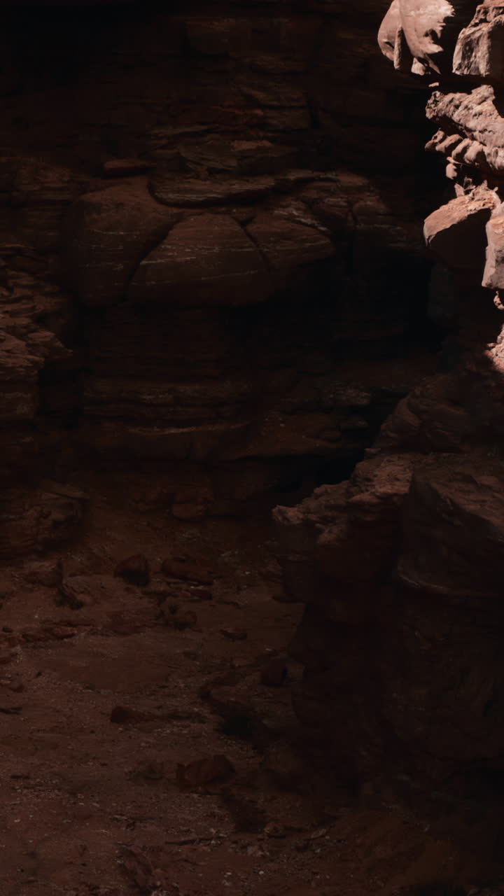 un estrecho cañón con la luz del sol fluyendo a través