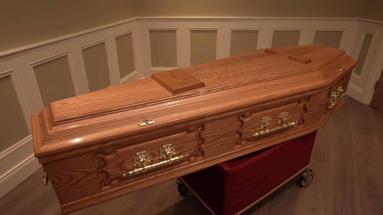 artesanía de ataúdes de madera en exhibición