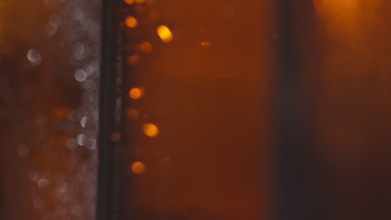 tirar de cerca de las gotas de condensación en botellas de cerveza fría o refrescos