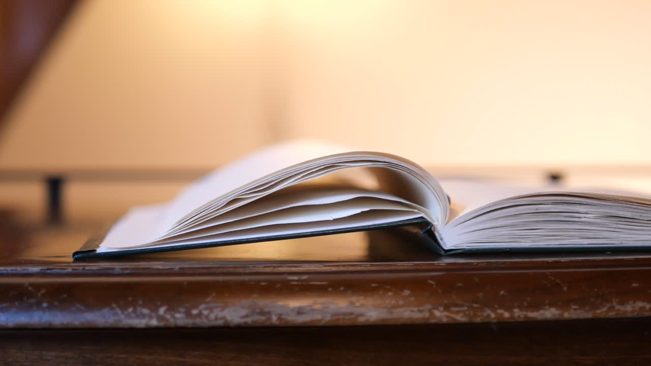 libro abierto sobre una mesa de madera