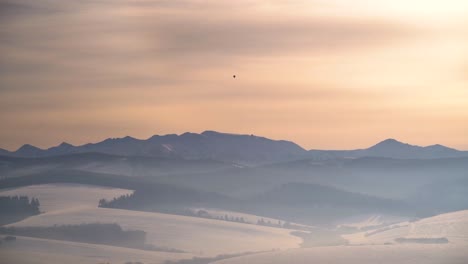 Globo-De-Aire-único-Sobre-Un-Increíble-Paisaje-De-Montaña-Invernal-Al-Atardecer