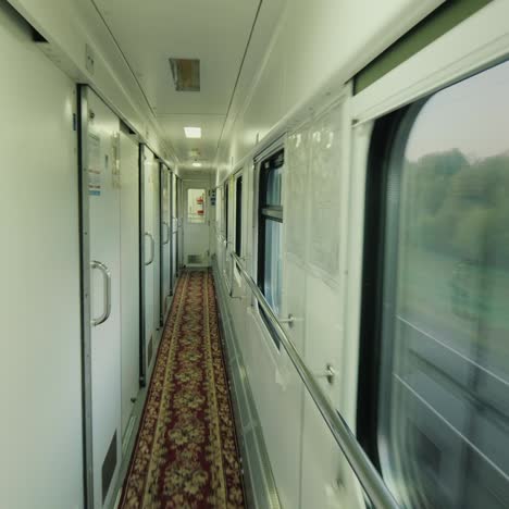 dentro del vagón de tren de pasajeros 1