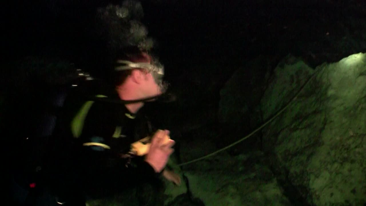 un buzo explora cuevas submarinas en florida 4