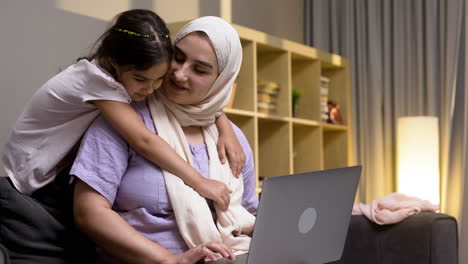 Madre-E-Hija-En-La-Sala-De-Estar-De-Casa