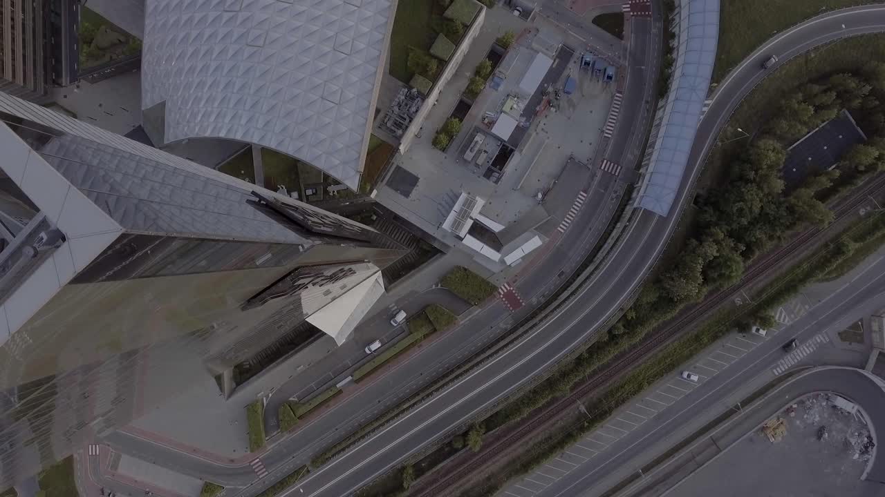 드론은 높은 마천루 근처에서 비행한다