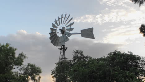 Fuertes-Vientos-Hacen-Girar-El-Molino-De-Viento-Al-Atardecer