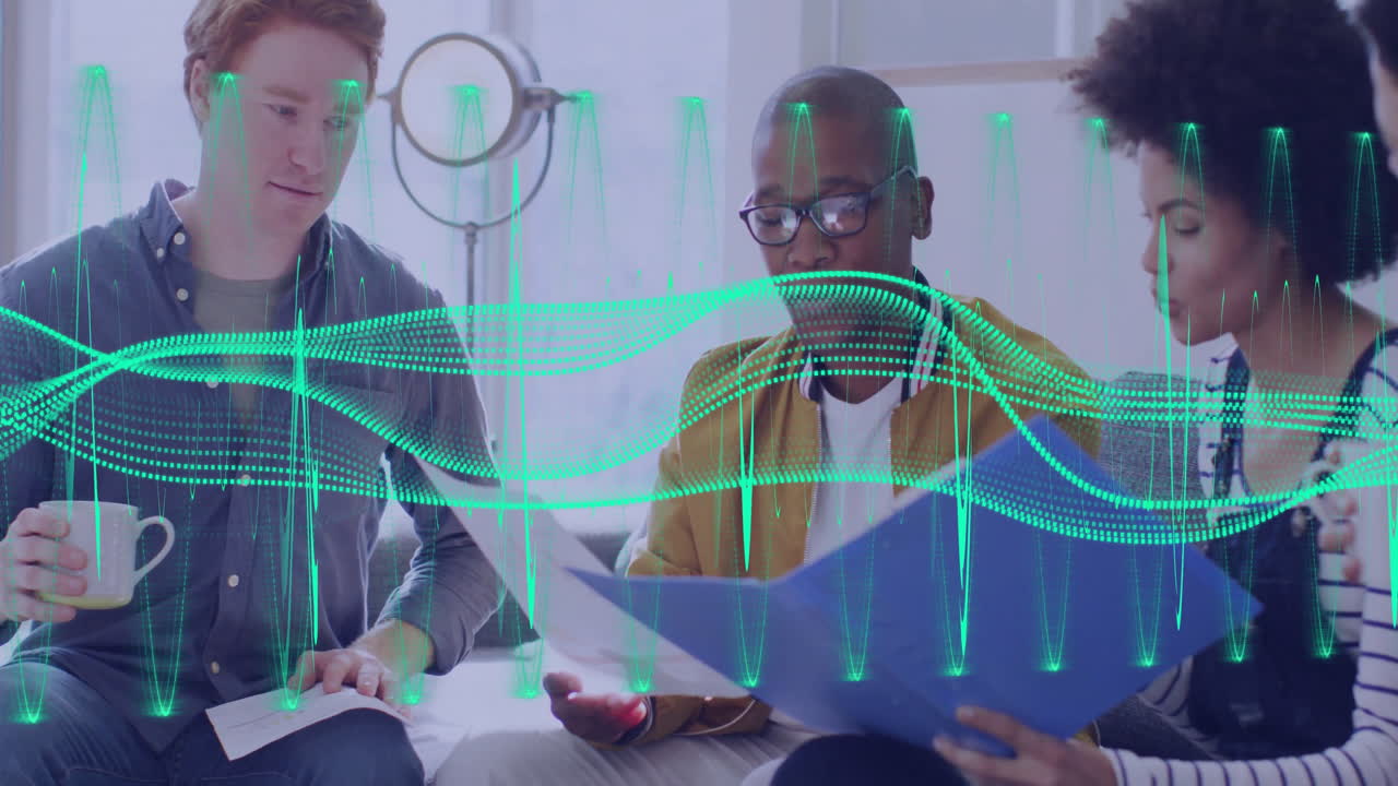 animación del procesamiento de datos sobre diversas personas de negocios que trabajan juntas en la oficina