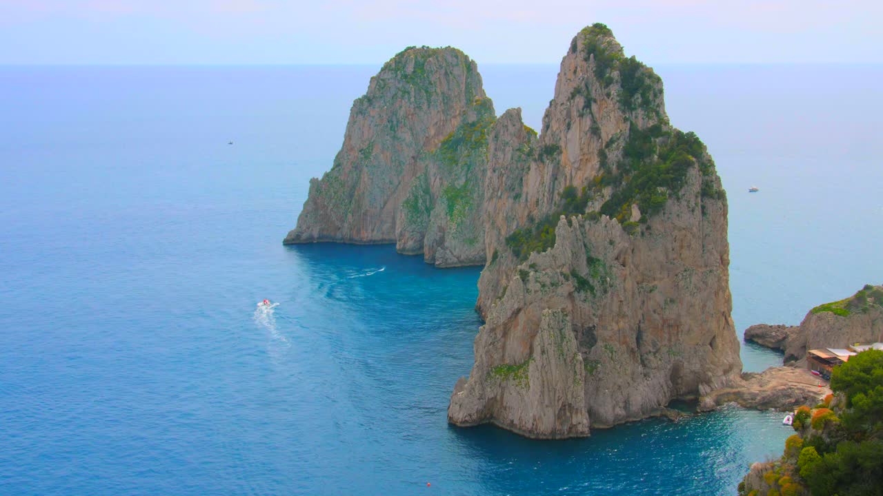 famosas rocas de farallones de la isla de capri, italia - panorámica