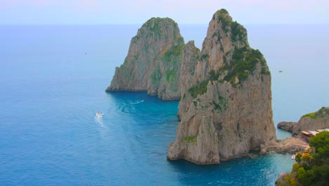 Famosas-Rocas-De-Farallones-De-La-Isla-De-Capri,-Italia---Panorámica