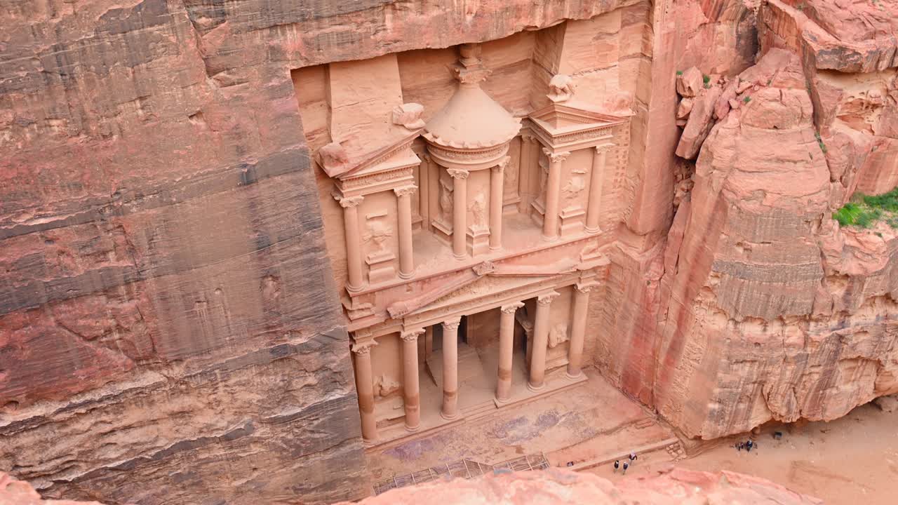 Vista dall'alto, vista mozzafiato di Al-Khazneh (Il Tesoro), uno dei templi più elaborati di Petra, città del Regno Nabateo, Giordania