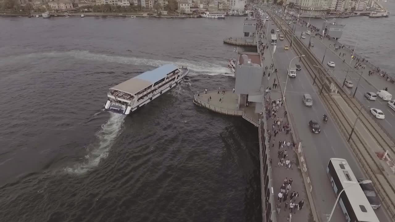 보트와 차량 통행이 있는 터키 이스탄불의 보스포러스 7월 15일 순교자 다리 위의 멋진 공중