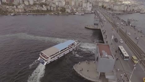 Bonita-Antena-Sobre-El-Puente-Del-Bósforo-El-15-De-Julio-Mártires-En-Estambul,-Turquía,-Con-Tráfico-De-Vehículos-Y-Barcos