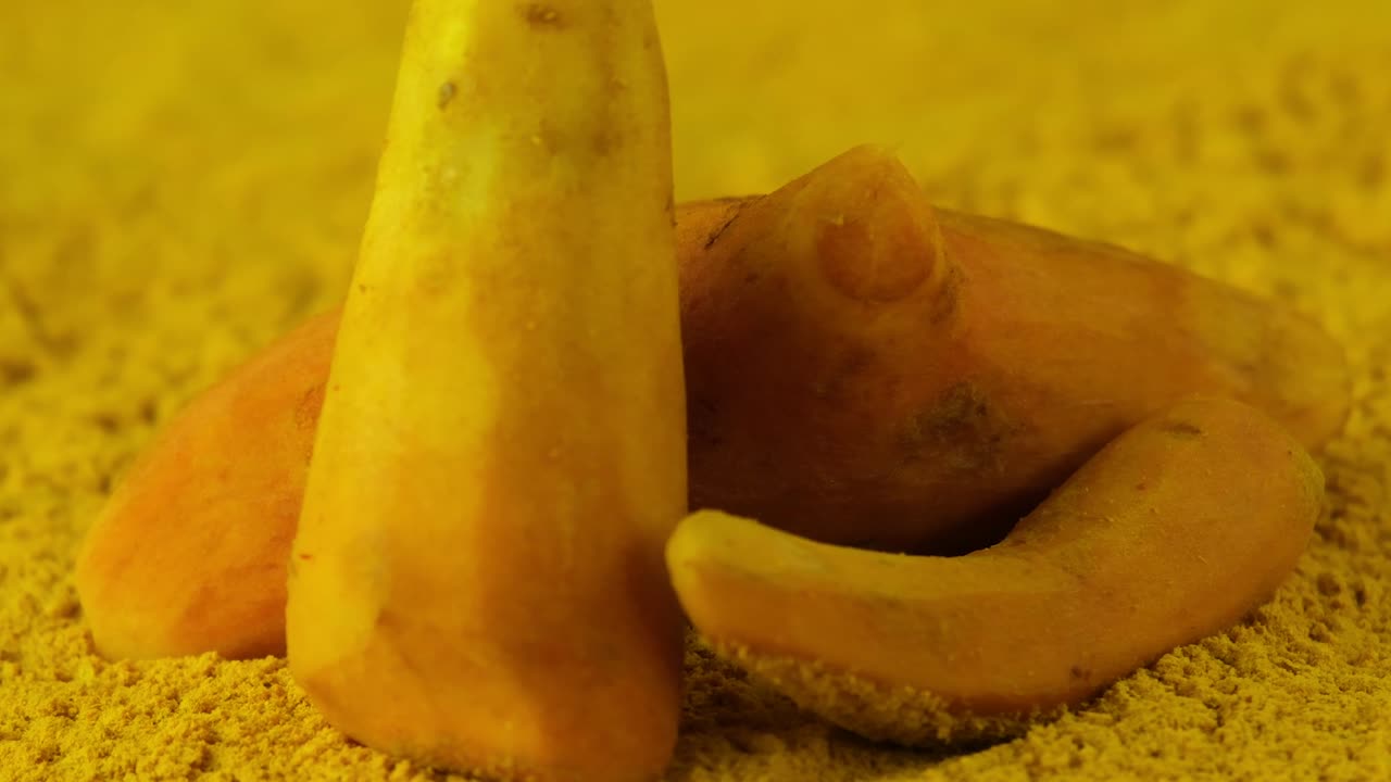 생으로  ⁇ 질을 벗긴 호박 뿌리 호박 가루