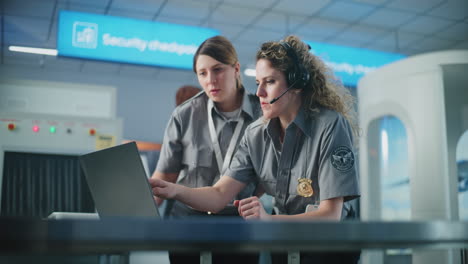 personal de seguridad del aeropuerto que trabaja en el puesto de control