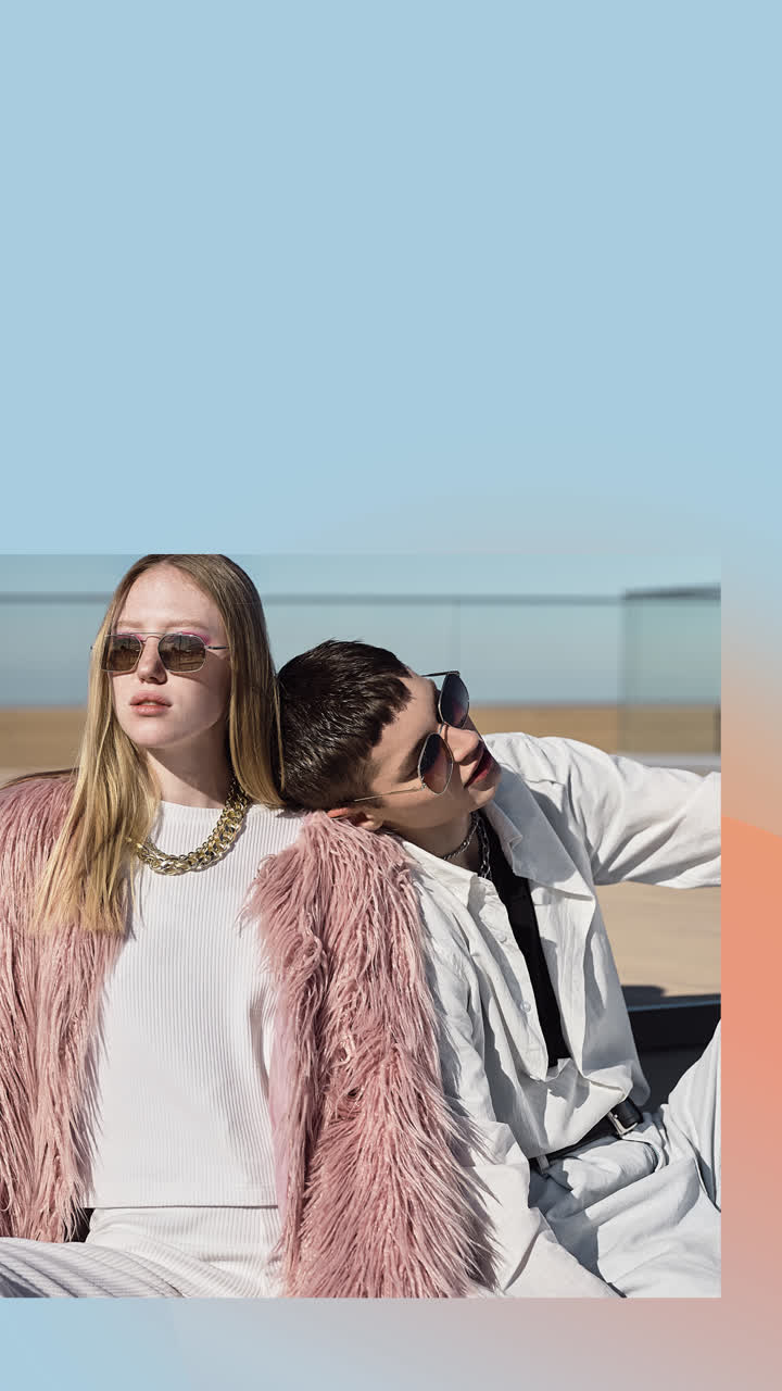 Annuncio saldi moda con modelli e sconto del 10%
