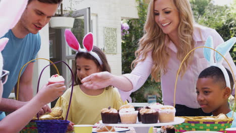 Padres-Con-Niños-Con-Orejas-De-Conejo-Disfrutando-De-La-Fiesta-De-Pascua-Al-Aire-Libre-En-El-Jardín-De-Casa