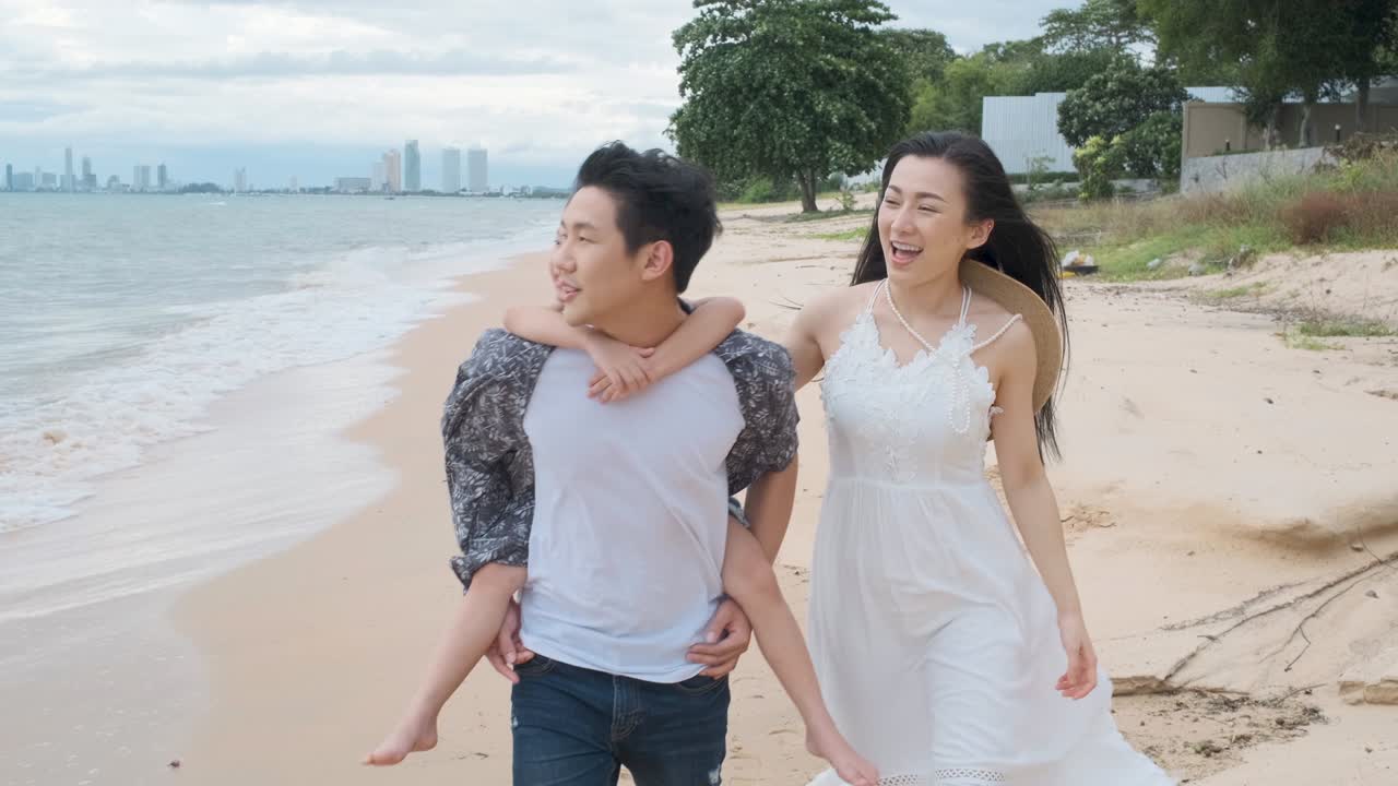 아이들과 함께 해변에서 산책하는 아시아 가족 행복한 휴가 개념