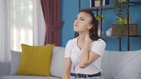 mujer joven con dolor de cuello.