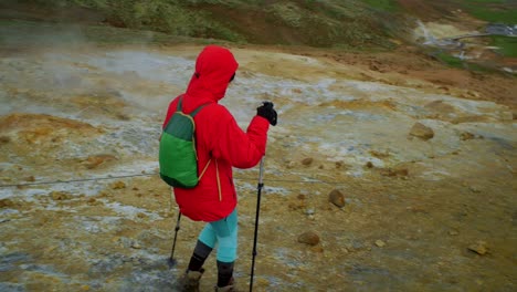 Dramatische-Isländische-Landschaft,-Person-Beim-Wandern-Auf-Dem-Pfad,-Krysuvik-Seltun-gebiet,-Kamera-Folgt-Der-Bewegung,-Kameraverfolgung---Dolly-In-Auf-Einem-Steadicam-Gimbal-Stabilisator