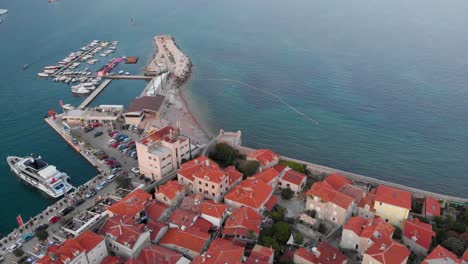 Casco-Antiguo-De-Budva,-Playa-De-Pizana-Y-Piscina-Al-Aire-Libre-Junto-Al-Mar-En-Montenegro