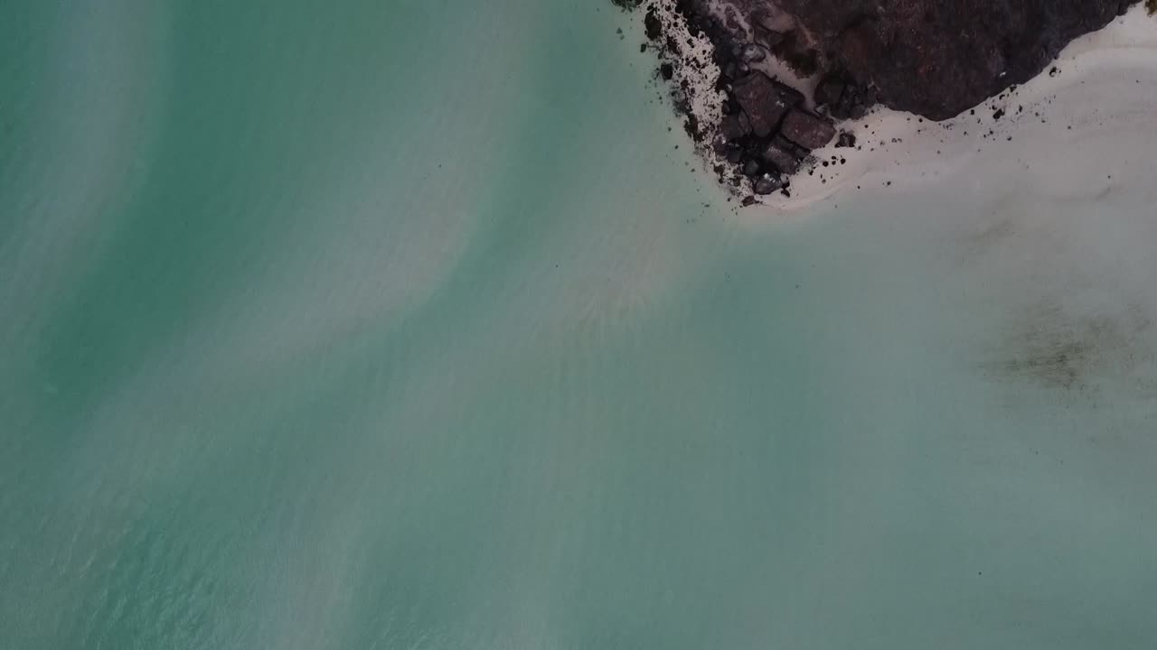 las aguas turquesas de playa balandra, baja california con orillas rocosas, vista aérea