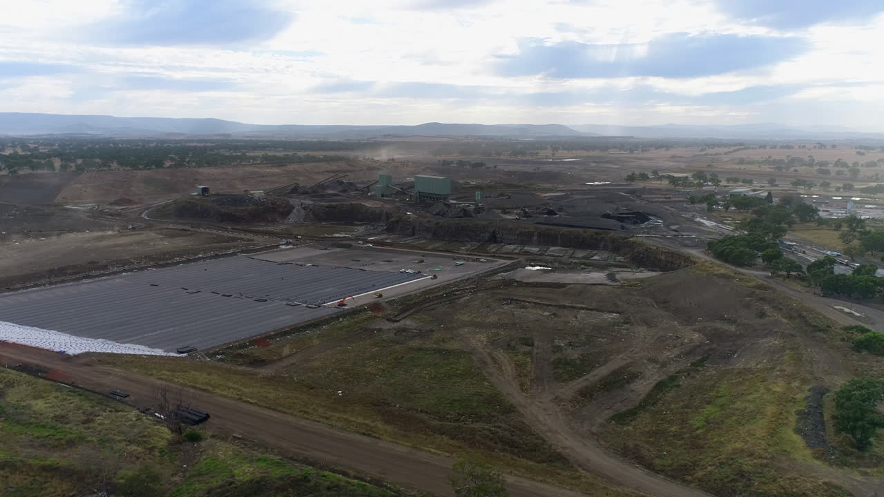 дрон над шахтой на рассвете утилизация отходов