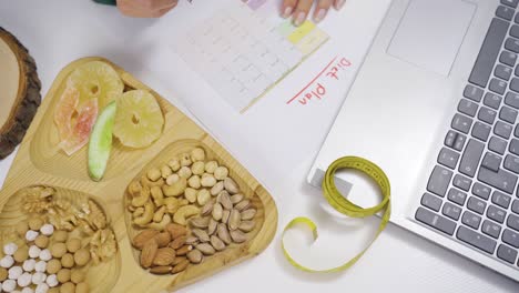 preparando un plan de dieta a partir de frutas secas. estilo de vida saludable.