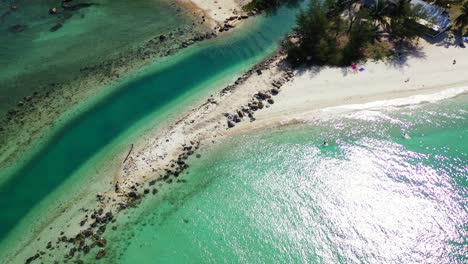 Agua-Esmeralda-Cristalina-Y-Desembocadura-De-Río-Arenoso-En-La-Costa-De-La-Isla-Tropical