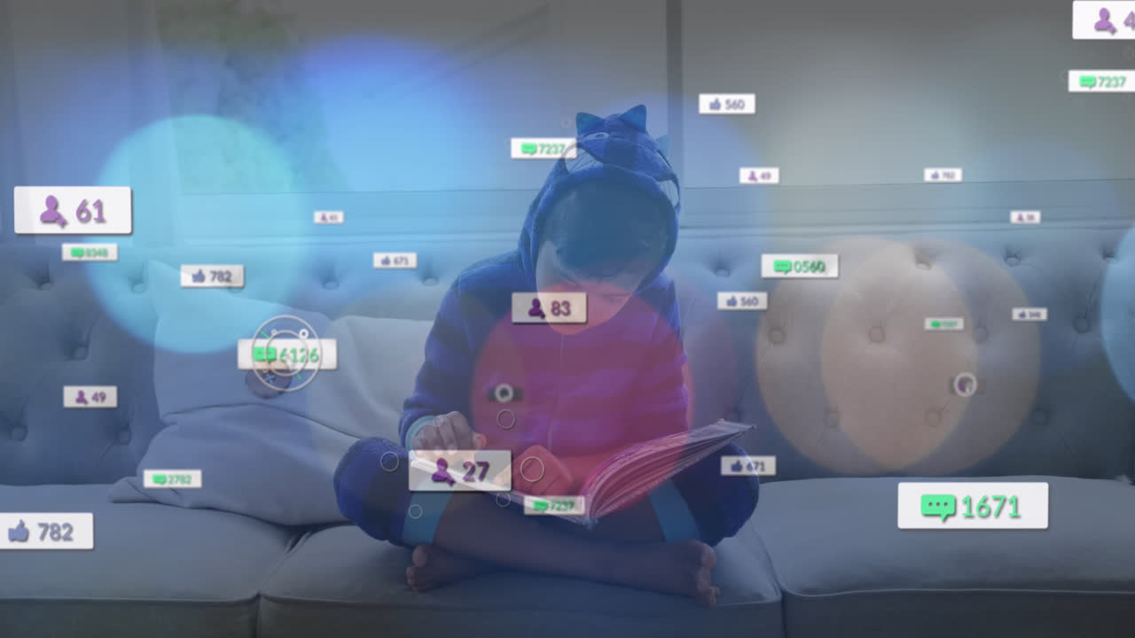 animación de iconos de las redes sociales y puntos de luz sobre un niño biracial leyendo un libro en casa