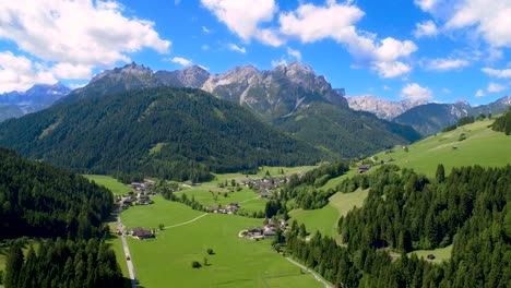 vista panorámica del hermoso paisaje de los alpes