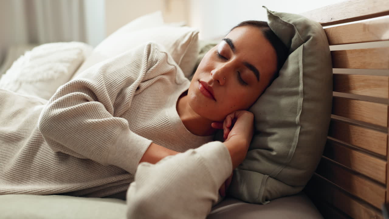 mujer durmiendo en la cama