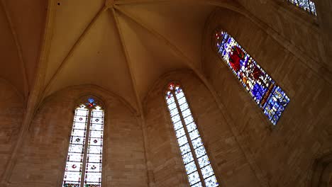 vidrieras dentro de la catedral de san sacro