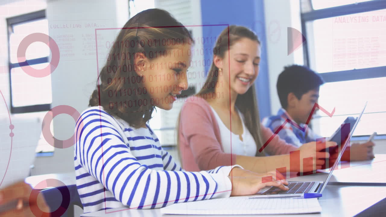 estudiantes usando computadoras portátiles en el aula con animación de análisis de datos sobre ellos