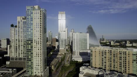 vista aérea de edificios altos y la calle 3 oeste en la soleada austin, texas, ee.uu.