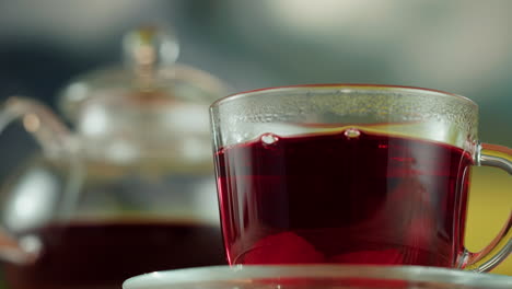 adding sugar cubes to red tea