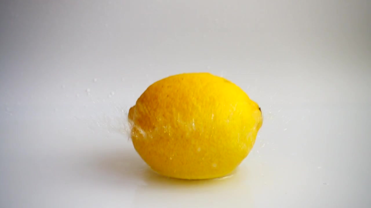 Caduta di un limone. Rallentatore