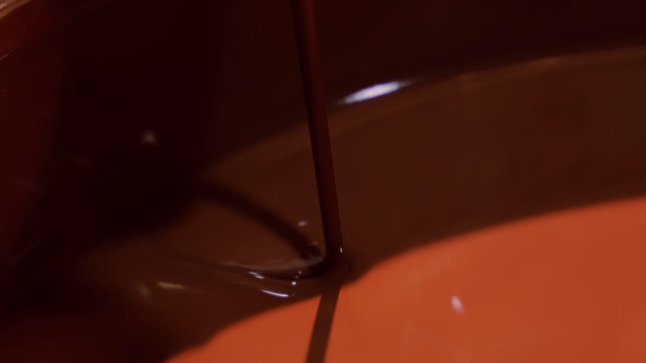 초콜릿 제품의 생산. 초콜릿을 혼합하는 기계.