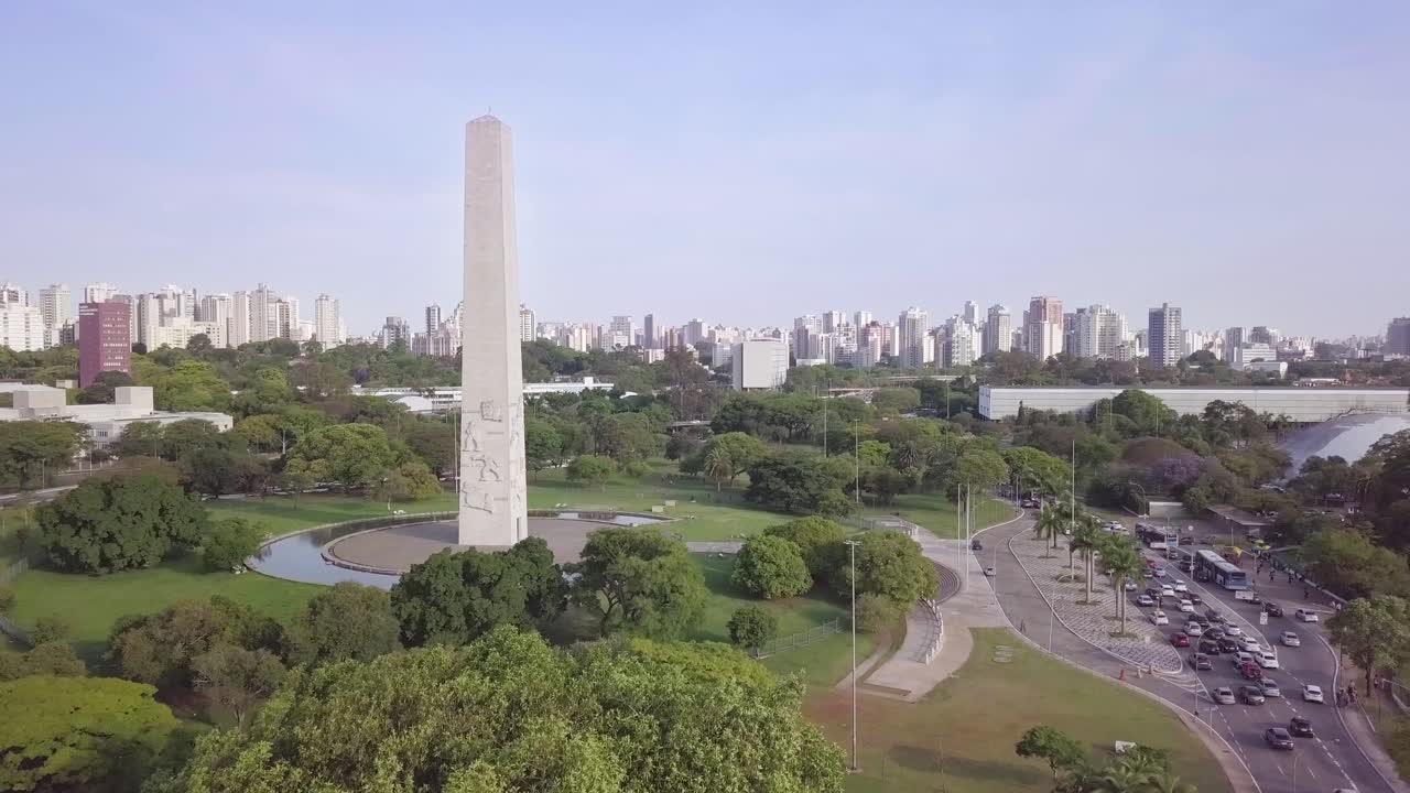 monumento obelisco en sao paulo con mucho tráfico. imágenes aéreas de drones del famoso monumento de brasil.