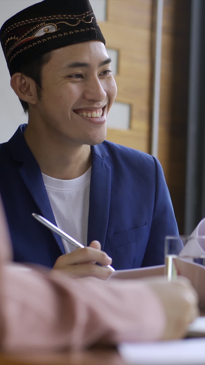 Imprenditori asiatici musulmani dinamici, ambiziosi e in ascesa in una riunione di startup, che discutono con passione strategie di crescita per la loro piccola impresa