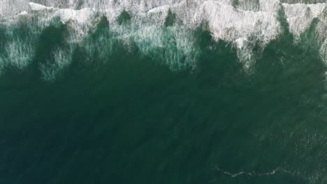 Vuelo-A-Vista-De-Pájaro-Sobre-La-Playa-De-Chindeguele-Que-Muestra-Las-Olas,-La-Playa-Y-Las-Dunas-De-Arena