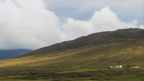Lapso-De-Tiempo-De-Montañas-Nubladas-Y-Colinas-En-El-Camino-Atlántico-Salvaje-En-Irlanda