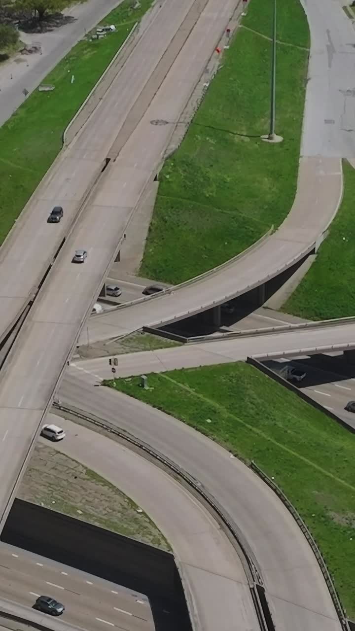 Panoramica del centro di Dallas con autostrade ed edifici della città