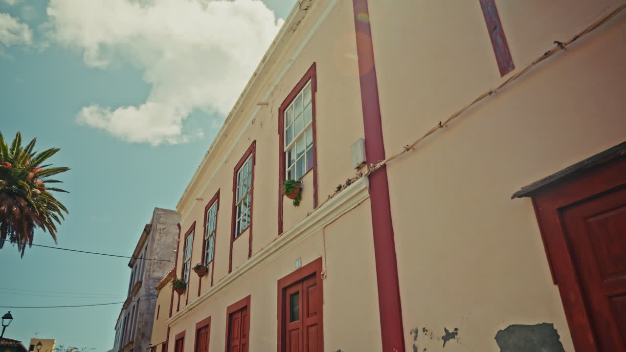 encantadora fachada de un antiguo edificio en un pueblo