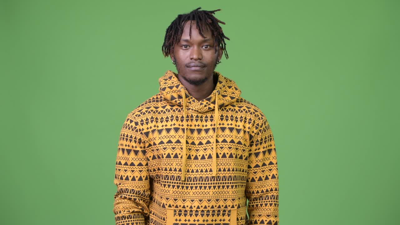 Bel giovane uomo africano su sfondo verde