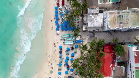 Tiro-De-Dron-En-Aumento-De-La-Costa-De-Playa-Del-Carmen-Y-Resorts-Con-Gente-En-La-Playa