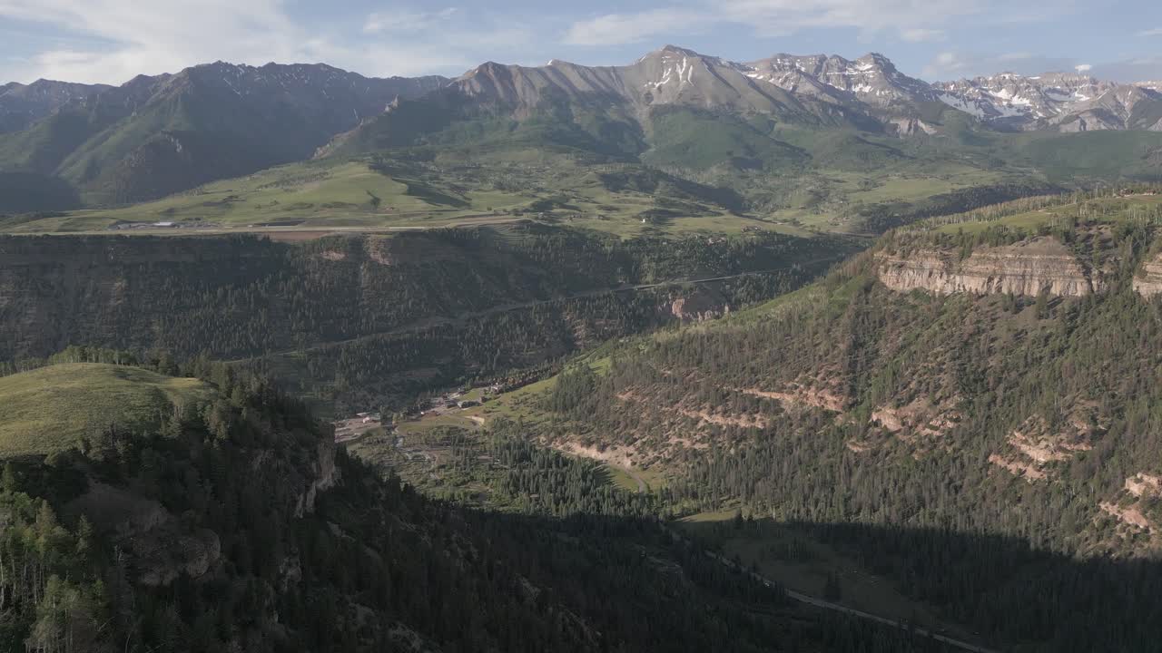 공기: 산 계곡 바닥 을 가로지르는 고원 에서 볼 수 있는 텔루라이드 공항