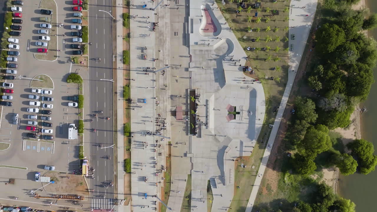 vista aérea sobre un parque de patinaje en el soleado porto alegre, brasil - ojo de pájaro, toma de dron