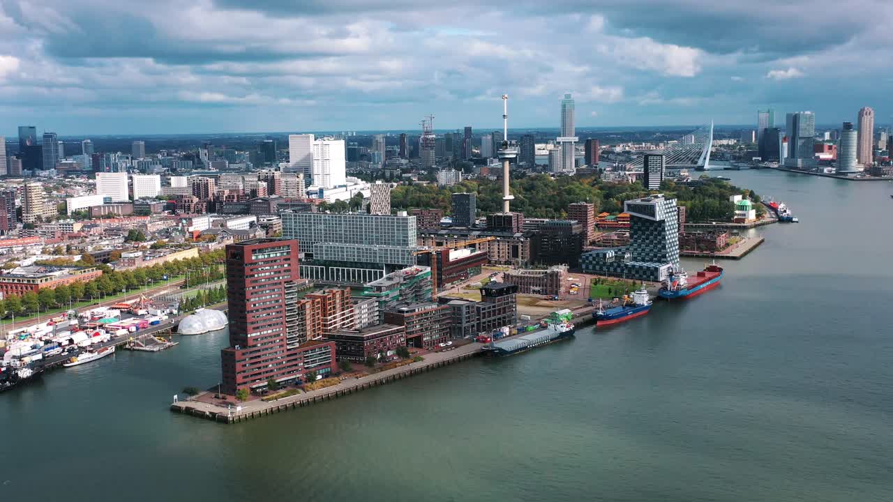 el dron está volando hacia adelante sobre el río hacia el centro de la ciudad de rotterdam, los países bajos.