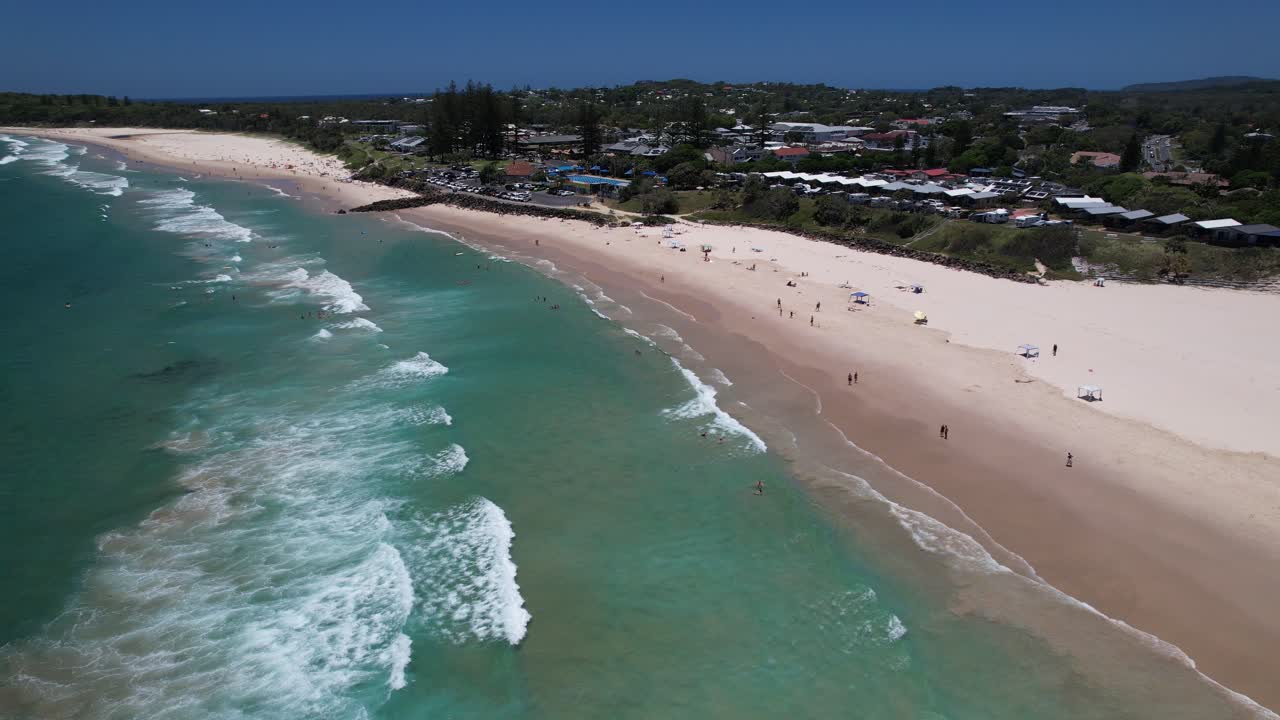 Drohnenaufnahme vom Belongil Beach mit Touristen in Byron Bay, NSW, Australien.